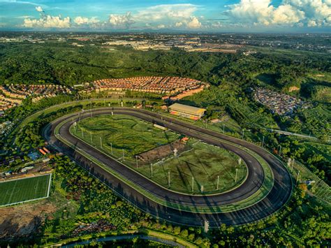 Unwind at the San Lazaro Leisure Park .